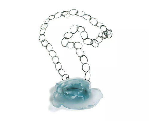 她用塑料创造空灵梦幻的当代珠宝艺术